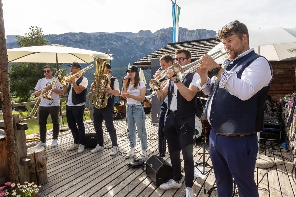𝗟𝗜𝗩𝗘 𝗠𝗨𝗦𝗜𝗖 𝗜𝗡 𝗧𝗛𝗘 𝗠𝗢𝗨𝗡𝗧𝗔𝗜𝗡𝗦🎺
📅 𝟭𝟵.𝟬𝟳.𝟮𝟬𝟮𝟲 – 𝗨̈𝘁𝗶𝗮 𝗟’𝗧𝗮𝗺𝗮́ + 𝟮𝟯.𝟬𝟴.𝟮𝟬𝟮𝟲 – 𝗨̈𝘁𝗶𝗮 𝗡𝗮𝗴𝗹𝗲𝗿
Noi siamo molto legati alle 𝗻𝗼𝘀𝘁𝗿𝗲 𝘁𝗿𝗮𝗱𝗶𝘇𝗶𝗼𝗻𝗶 𝗹