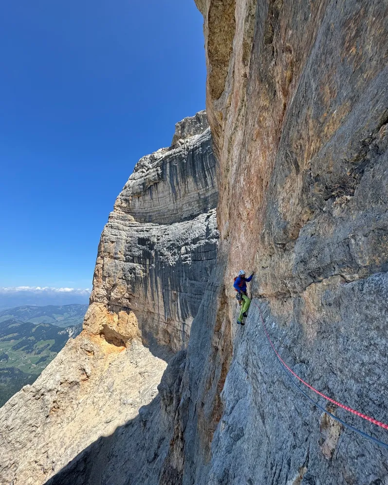 𝗚𝗘𝗧 𝗩𝗘𝗥𝗧𝗜𝗖𝗔𝗟! 🧗♀️
Per gli 𝗮𝗺𝗮𝗻𝘁𝗶 𝗱𝗲𝗹𝗹'𝗮𝗿𝗿𝗮𝗺𝗽𝗶𝗰𝗮𝘁𝗮, il Sas dla Crusc è una meta da vivere almeno una volta. 🧗⛰️
Dalle storiche ascens
