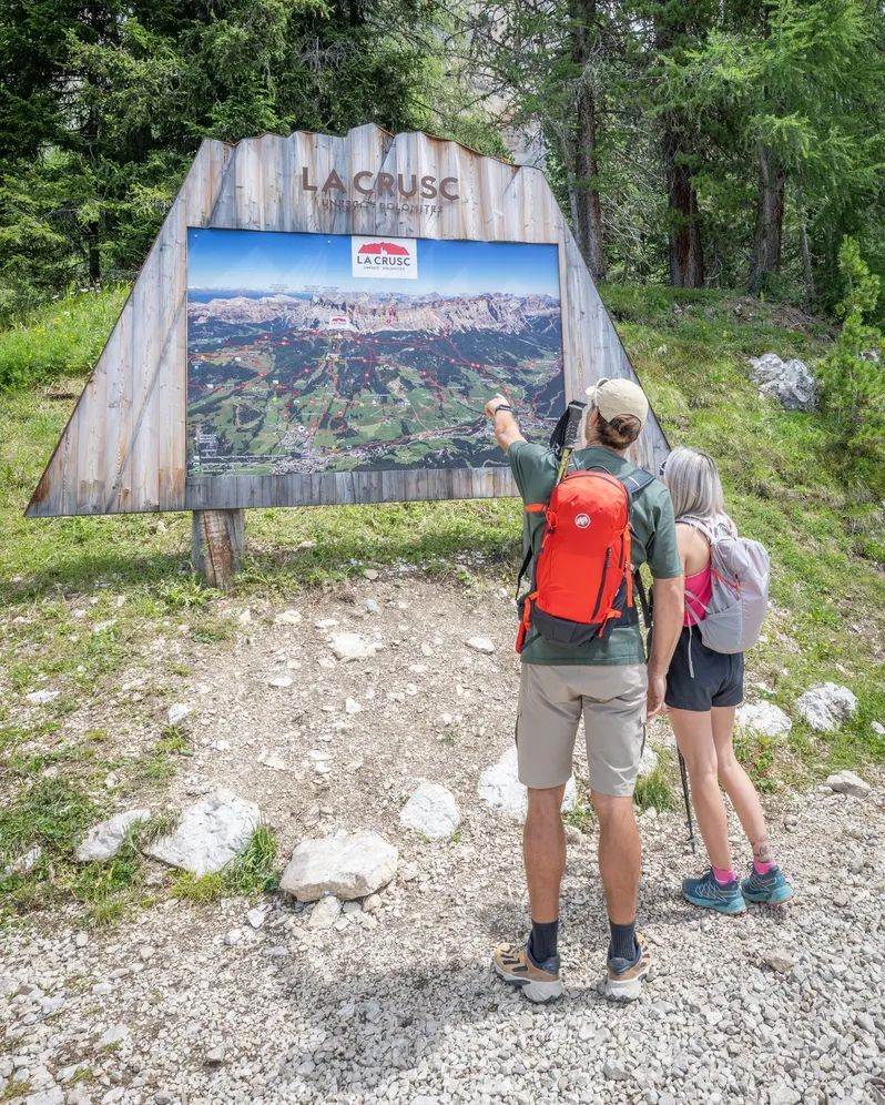 𝗟𝗘 𝗖𝗛𝗜𝗡𝗘𝗦𝗖 1⃣5⃣
Dal Santuario La Crusc parte il 𝘀𝗲𝗻𝘁𝗶𝗲𝗿𝗼 𝗻. 𝟭𝟱, con 𝘀𝗽𝗹𝗲𝗻𝗱𝗶𝗱𝗲 𝘃𝗶𝘀𝘁𝗲 sul gruppo del Sas dla Crusc e sulle cime del Parc