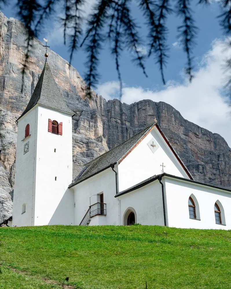 𝗧𝗛𝗘 𝗔𝗥𝗧 𝗢𝗙 𝗟𝗔 𝗖𝗥𝗨𝗦𝗖 🖌🎨
Entrando nel Santuario di La Crusc, lo sguardo incontra antichi affreschi del 𝗫𝗩𝗜𝗜 𝘀𝗲𝗰𝗼𝗹𝗼, che raccontano secol
