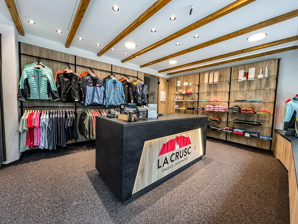 𝗔 𝗣𝗜𝗘𝗖𝗘 𝗢𝗙 𝗟𝗔 𝗖𝗥𝗨𝗦𝗖 𝗧𝗢 𝗧𝗔𝗞𝗘 𝗛𝗢𝗠𝗘 🏠
Passa a trovarci nel nostro shop presso gli uffici degli impianti: troverai felpe, polo, t-shirt, a