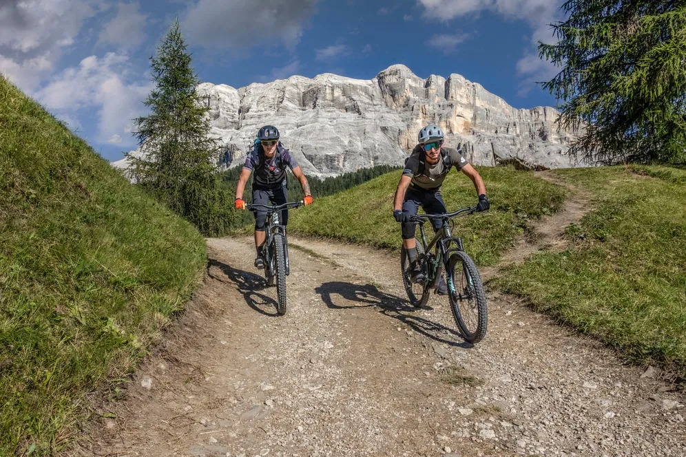 𝗧𝗥𝗔𝗜𝗟 𝗟𝗜𝗙𝗘 𝗔𝗧 𝗟𝗔 𝗖𝗥𝗨𝗦𝗖🚲
Pedala nel cuore delle Dolomiti a La Crusc! Tra 𝗽𝗮𝗻𝗼𝗿𝗮𝗺𝗶 𝘀𝗽𝗲𝘁𝘁𝗮𝗰𝗼𝗹𝗮𝗿𝗶 𝗲 𝘀𝗲𝗻𝘁𝗶𝗲𝗿𝗶 𝗶𝗺𝗺𝗲𝗿𝘀𝗶 nella natura, la rete