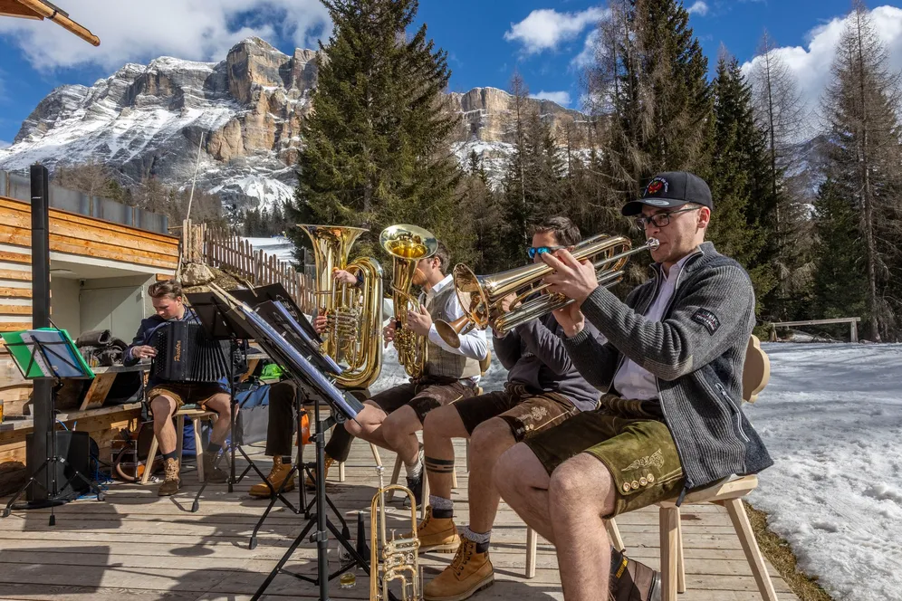 𝗥𝗢𝗗𝗔 𝗗𝗟𝗘𝗦 𝗦𝗔𝗨𝗦 – 𝗙𝗲𝘀𝘁𝗮 𝗱’𝗮𝗽𝗲𝗿𝘁𝘂𝗿𝗮 🎶
Dal 𝟭𝟱 𝗮𝗹 𝟮𝟮 𝗺𝗮𝗿𝘇𝗼 torna Roda dles Saus, la settimana dedicata ai sapori della 𝘁𝗿𝗮𝗱𝗶𝘇𝗶𝗼𝗻𝗲 𝗹𝗮𝗱𝗶𝗻𝗮.