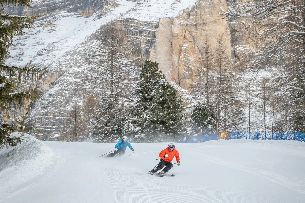 𝗦𝗣𝗥𝗜𝗡𝗚 𝗦𝗞𝗜𝗜𝗡𝗚 ☀️
Sciare in primavera ha il suo perché❗
𝗣𝗶𝘀𝘁𝗲 𝗺𝗲𝗻𝗼 𝗮𝗳𝗳𝗼𝗹𝗹𝗮𝘁𝗲, sole già alto al mattino e 𝗴𝗶𝗼𝗿𝗻𝗮𝘁𝗲 𝗽𝗶𝘂̀ 𝗹𝘂𝗻𝗴𝗵𝗲 da vivere