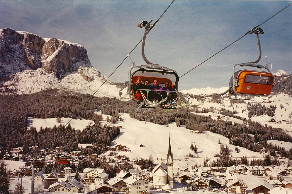 𝗩𝗜𝗡𝗧𝗔𝗚𝗘 𝗣𝗔𝗥𝗧𝗬 🪩
Torna uno degli appuntamenti più attesi dell’anno! ✨
Il 𝟱 𝗲 𝟲 𝗮𝗽𝗿𝗶𝗹𝗲 l’Alta Badia si trasforma in un 𝘃𝗶𝗮𝗴𝗴𝗶𝗼 𝗻𝗲𝗹 𝘁𝗲𝗺𝗽𝗼
