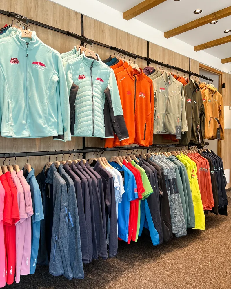 𝗦𝗛𝗢𝗣 𝗟𝗔 𝗖𝗥𝗨𝗦𝗖 🛒
Lo Shop La Crusc ti accoglie 𝘁𝘂𝘁𝘁𝗼 𝗹’𝗮𝗻𝗻𝗼!
Anche fuori stagione siamo felici di aprirti le porte del nostro negozio a