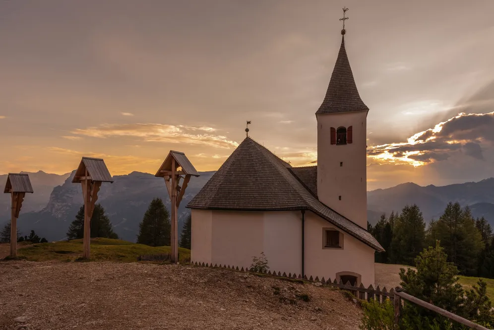 𝗪𝗛𝗘𝗡 𝗧𝗛𝗘 𝗦𝗨𝗡 𝗚𝗢𝗘𝗦 𝗗𝗢𝗪𝗡 🌄
Al 𝗦𝗮𝗻𝘁𝘂𝗮𝗿𝗶𝗼 𝗟𝗮 𝗖𝗿𝘂𝘀𝗰 il tramonto ha qualcosa di unico. ⛪️
La luce si abbassa, il cielo si colora e il silenz