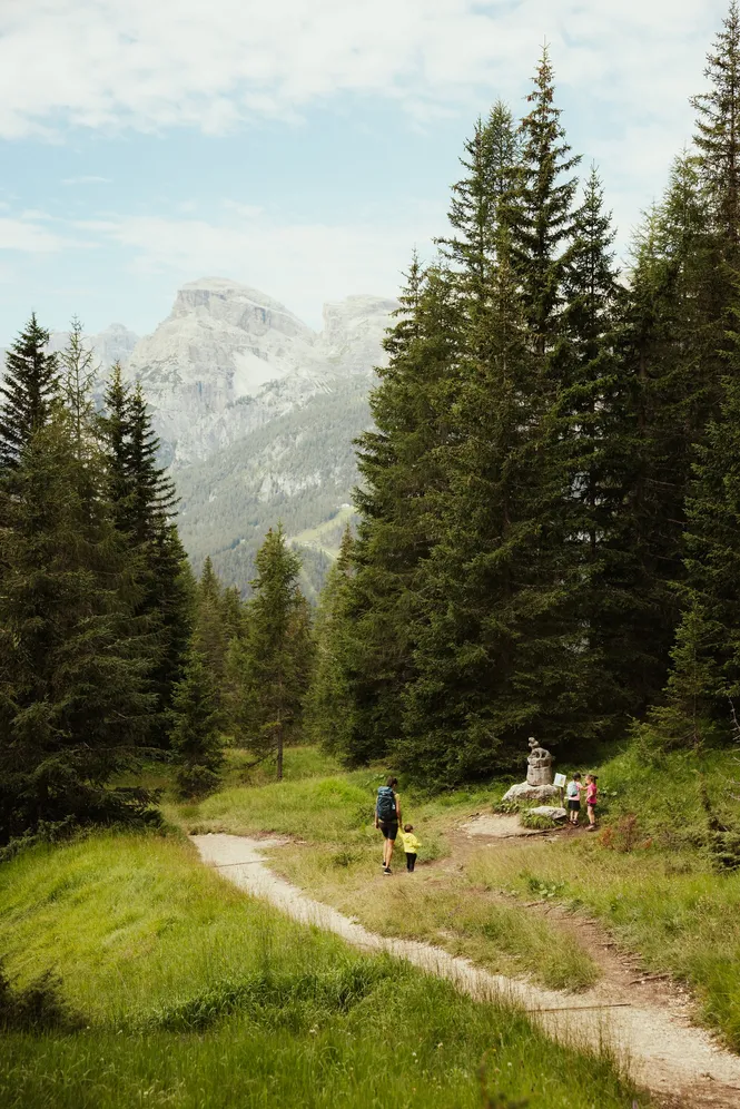 𝗜𝗠𝗠𝗘𝗥𝗦𝗘𝗗 𝗜𝗡 𝗡𝗔𝗧𝗨𝗥𝗘 🌲
Il fruscio dei larici e l’aria fresca che 𝗽𝗿𝗼𝗳𝘂𝗺𝗮 𝗱𝗶 𝗻𝗮𝘁𝘂𝗿𝗮 regalano una pace unica.
I boschi di La Crusc sanno s